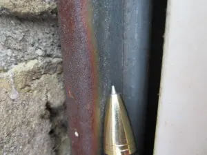 Door een geringere kantendekking heeft de zinklaag zich geheel opgeofferd. Hier is plaatselijk een zinkrijke epoxyprimer nodig, bij voorkeur met een percentage van 90% zink.