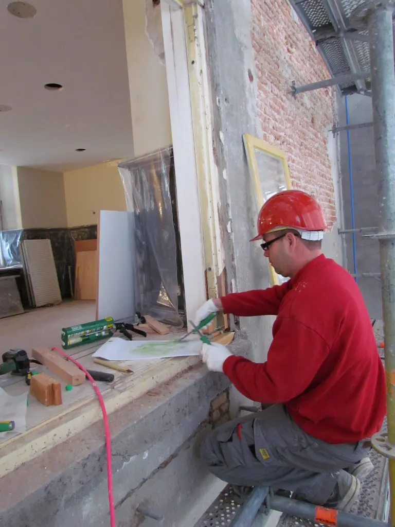 Timmerlieden verzorgen de houtvervanging en houtrotreparatie. Goed afspraken met de schilders zijn dan heel belangrijk