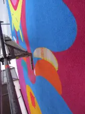 Ook kunstenaars schrikken wanneer de regen vat krijgt op de watergedragen muurverf. Geen probleem: ‘Dan brengen we nog een laagje aan’