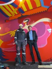 De eerste hotelkamer naar toyistisch idee. Deze bruidsuite heeft als thema: Dance of Love.
Links kunstenaar Dejo, rechts hoteleigenaar Hans ten Cate
