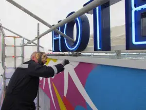 Onmiskenbaar een hotel. De kunstenaar blijft anoniem