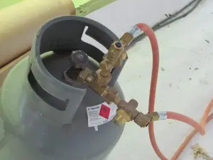 Door de koppelstukken op de gasflessen kunnen beide schilders tegelijk hun brander permanent gebruiken
