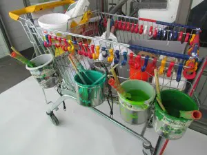 Het materiaal wordt met eigen karren en met winkelwagentjes aangevoerd. De voordeuren worden groen afgelakt in een verspringend patroon