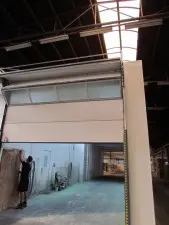 poeth compactdeur De compactdeuren kantelen zigzag door simpelweg op een knop te drukken. Niemand hoeft aan deuren te trekken of er tegen te duwen