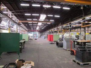 poeth spuitcabine Een van de productiehallen van Poeth. In de verte schijnt de nieuwe spuit-droogcabine blauw op