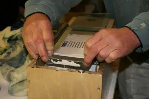 Door middel van een metalen blok wordt een afgepaste hoeveelheid verf verdeeld in tien banen met oplopende laagdiktes