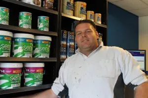 Gerwin Jansen Eupe Schilder Gerwin Jansen Eupe verkoopt in zijn winkel in Bredevoort onder andere de specialties Sens en Demidekk van Jotun
