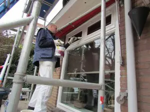 Het schilderwerk moet zo’n zes jaar goed blijven, tot de gootvervanging