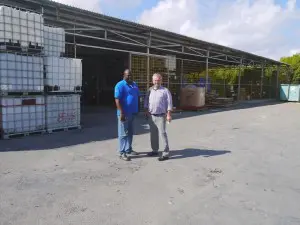 Productie manager Giovanni Schoop leidt de verslaggever over het fabrieksterrein