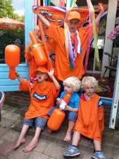 Schilder Cor Kuiper stak zijn kleinkinderen in het oranje