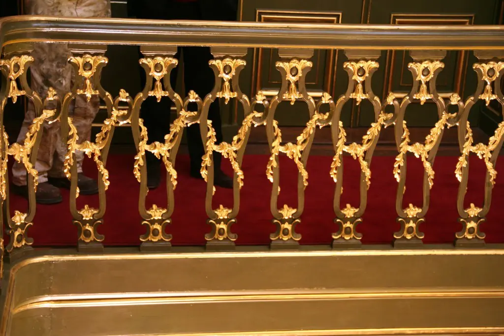 De balustrade voor en na het verguldwerk door Geers.