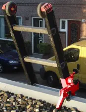 De Toplocker is signaalrood, zodat van veraf meteen duidelijk de borging van de ladder te zien is.