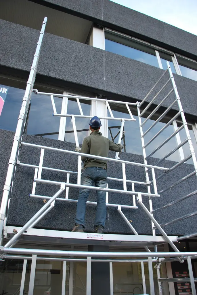 Volgens Skyworks bespaart hun noviteit de schilder veel tijd bij de op- en afbouw van de steiger.