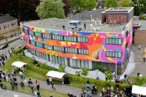De buitenschil van Hotel Ten Cate in Emmen onderging een kleurrijke metamorfose dankzij de Toyisten.