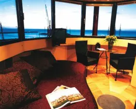 De oude vuurtoren van Harlingen is nu een luxe hotelkamer geworden. Een mooi voorbeeld van transformatie.