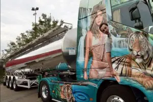 Probeer je ogen maar op de weg te houden als je een dergelijke truck passeert op de snelweg.....