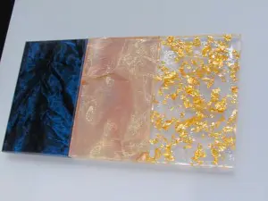 gevel_acrylcouture Acrylic couture heet dit materiaal van de gelijknamige makers. In het acrylen plaatmateriaal kan van alles verwerkt worden, met namen decoratieve stoffen maar er is ook van alles met LED-technologie mogelijk.