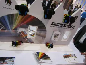 gevel_caparol Veel interesse voor de kleurenwaaier met Hollandse kleuren van Caparol, die vorig jaar werd geïntroduceerd. Architecten kregen er één in ruil voro een visitekaartje.