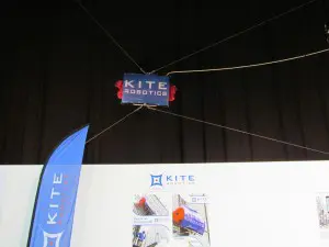 gevel_kiterobotics Nu nog een glazenwassersidee, maar wie weet? Hangend aan twee kabels, gevoed door een waterslang, bestuurbaar met een afstandsbediening, renigt de Kite Robot een complete gevel zonder klimkosten.