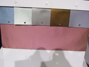 gevel_vreemd behang Houssini Surface Decor ontwierp dit zelf-plakkende textielmateriaal voor binnentoepassingen. Een soort stoffen behang dat zich als een lap stof over ondergronden vlijt. Na het eerste gebruik neemt de kleefkracht af.