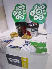 gevel_wijzonol Verffabrikant Wijzonol had ook een plekje bemachtigd op de Material Xperience. Kennelijk is het nieuws dat de muurverven grotendeels van aardappelzetmeel worden gemaakt nog steeds nieuw genoeg.