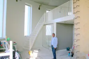 Ramautar neemt een kijkje in de hotelkamer in aanbouw.