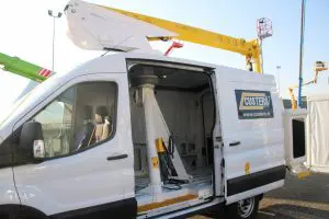 Het Venlose bedrijf Custers importeert deze vondst van het Britse Aldercote: de techniek van deze autohoogwerker zit weggewerkt in een driepoot, die ook meteen de stempelpoten zijn. De 'voetjes' van de poten klappen automatisch in en uit vanonder de wagen.