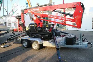 Het Italiaanse Platform Basket wordt sinds 2,5 jaar geïmporteerd door Nijland Service in Bentelo. Die bedacht er deze aanhanger bij. De spinhoogwerker hoeft de aanhanger niet af, wat in veel gevallen veel tijd scheelt.