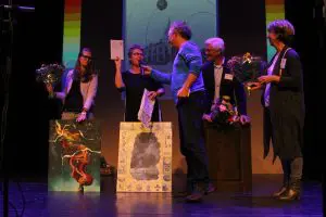 Jan Ykema reikt de Publieksprijs uit.