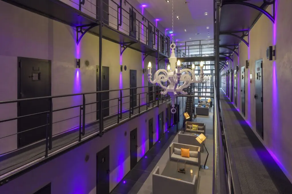 Veel originele elementen, zoals celdeuren en gietijzeren trappen