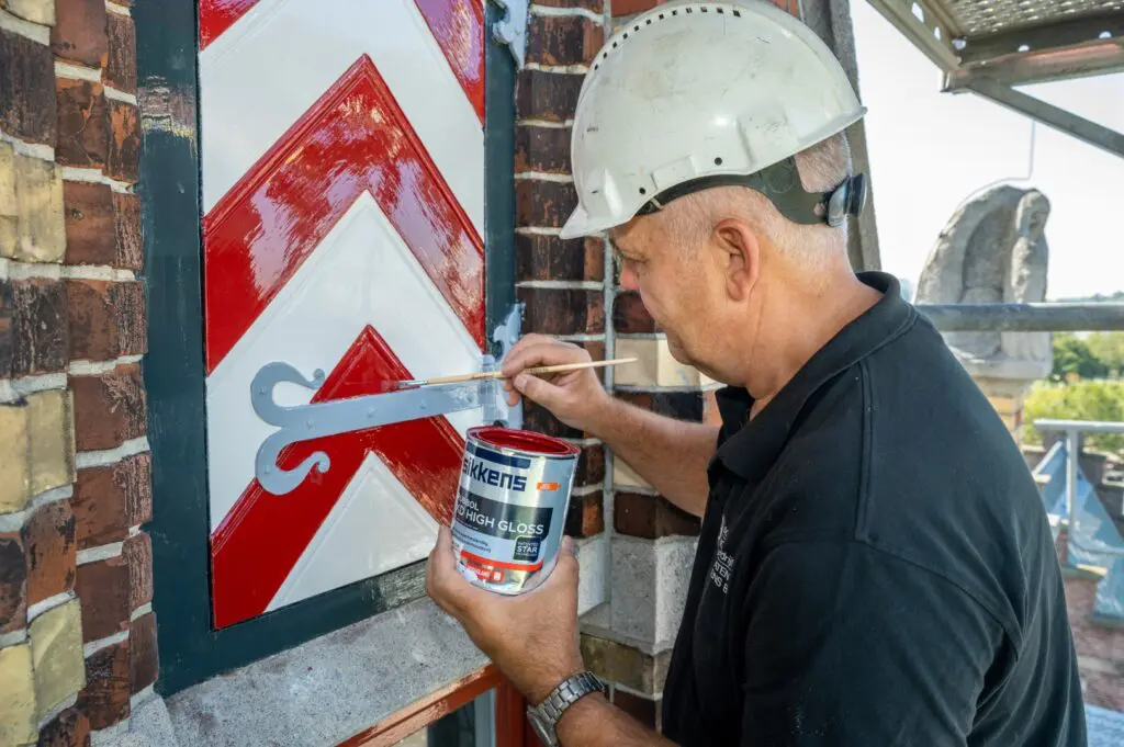 Wim Hoogstraten zet de luiken in Sikkens Rubbol XD. “Met deze verf krijg je een mooie bolle glans. Dat zorgt voor een stoere, maar ook klassieke look.”