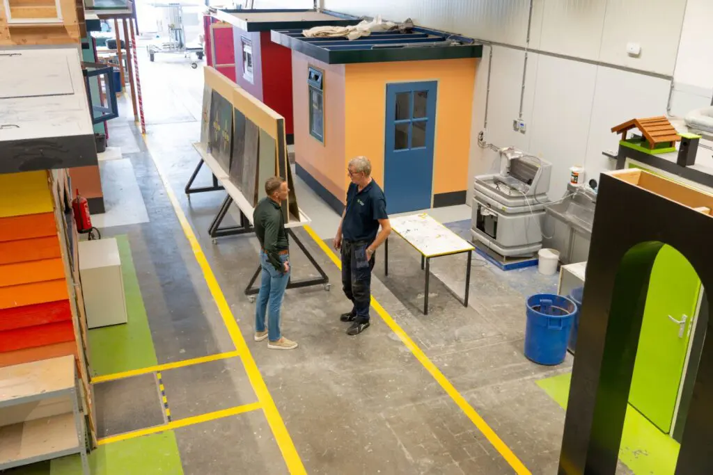 MVO Solutions beschikt over een grote opleidingshal met allemaal kleine ‘huisjes’ - Foto: JawsMedia