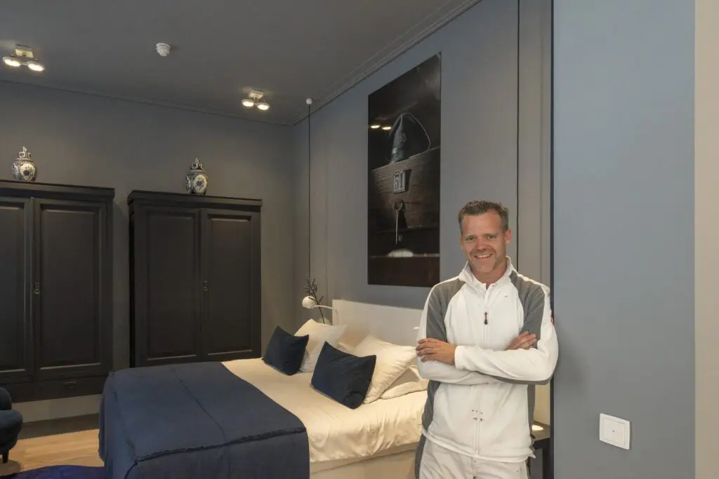 Thijs Maessen, eigenaar van de Kleurrijke huisschilder, verzorgde de afgelopen vijf jaren het binnen- en buitenschilderwerk van Het Arresthuis