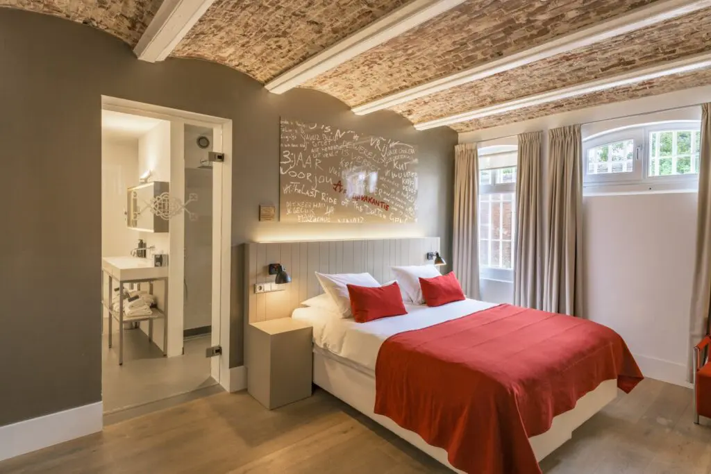 De cellen zelf zijn omgetoverd tot luxe hotelkamers