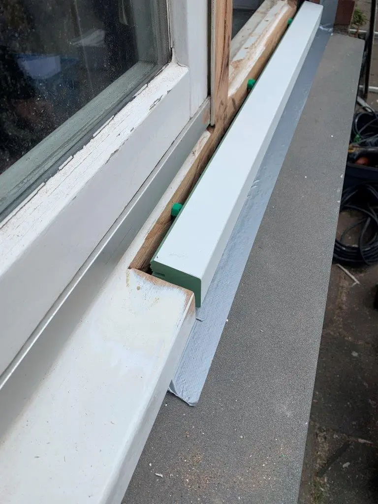 De Polyfilla PRO Durodeen inzetstukken worden verlijmd in het kozijn