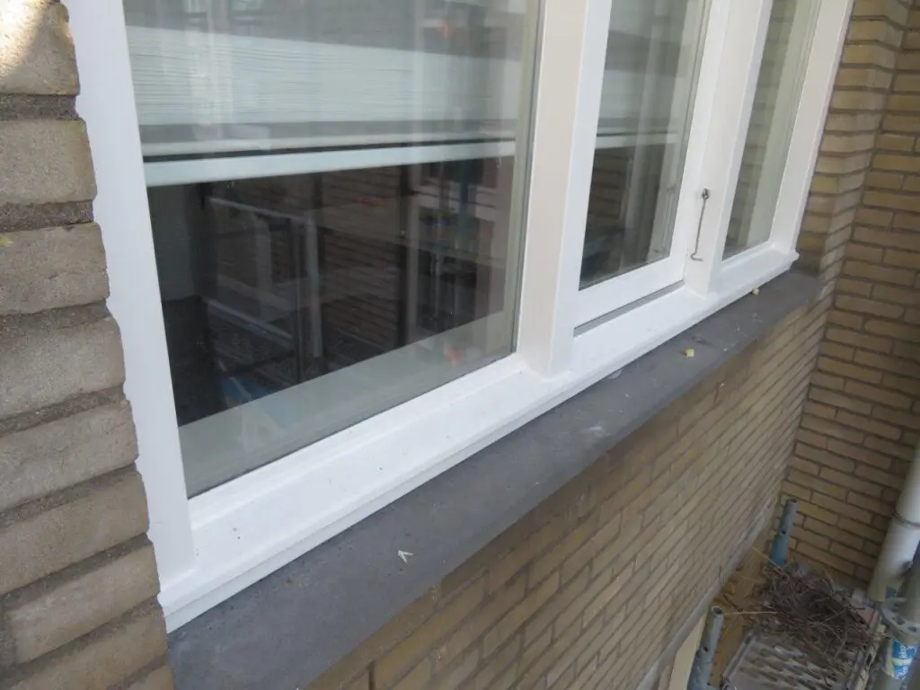 Na de afwerking met Polyfilla PRO Durodeen gaat het kozijn weer jaren mee