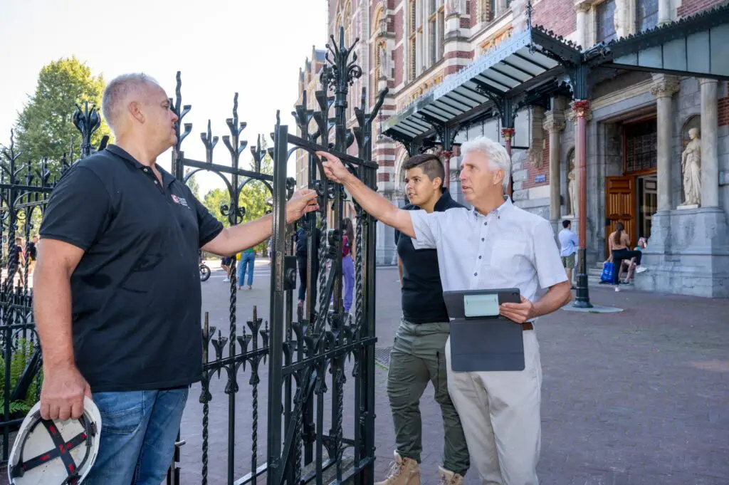 In samenspraak met Benny de Vries, key-accountmanager Sikkens (rechts), is ervoor gekozen om het hekwerk rond het Rijksmuseum te schilderen met Rubbol SB