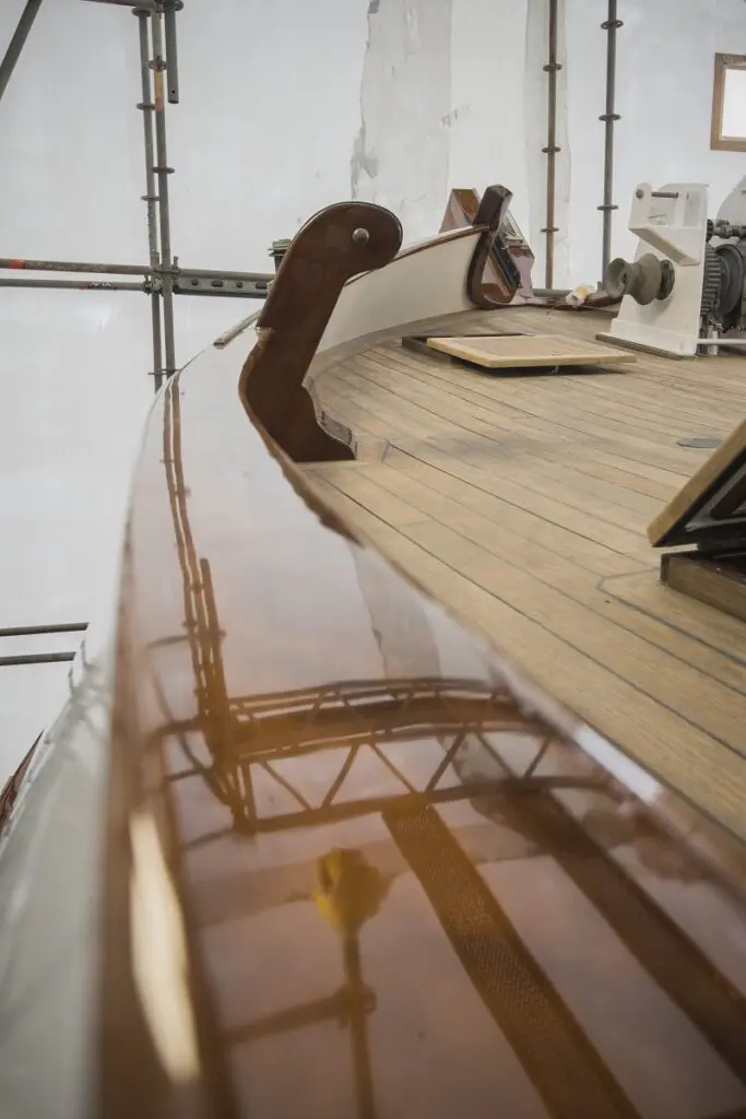 Schokker-replica met teakbeits