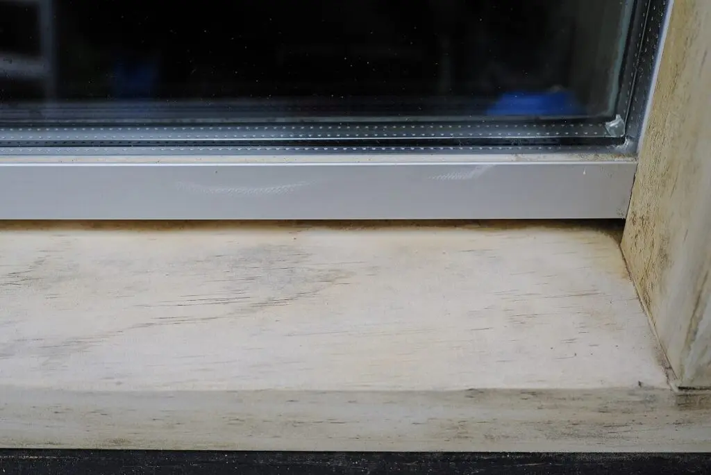 Accoya-hout kozijn na reinigen en schuren