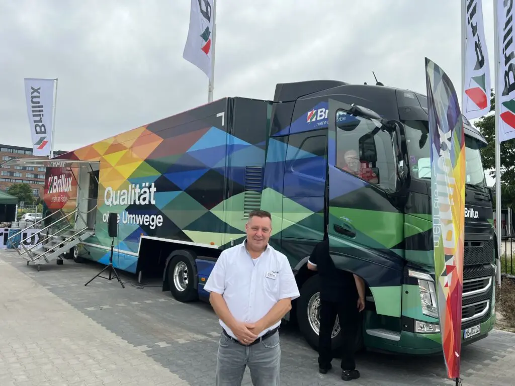 Norbert ter Haar bij de showtruck van Brillux