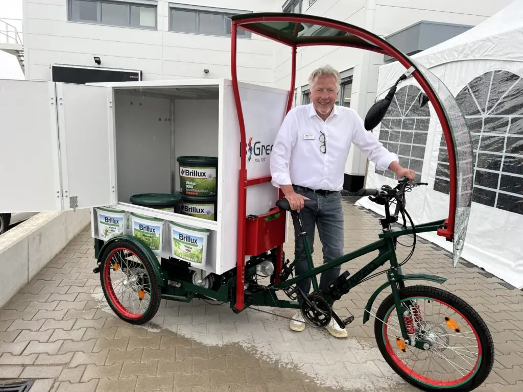 Ronald Arends is trots dat Brillux met de e-boke en bezorgbox een 'groene'bezorgdienst heeft voor schilders die in de Amsterdamse binnenstad op klus zijn.