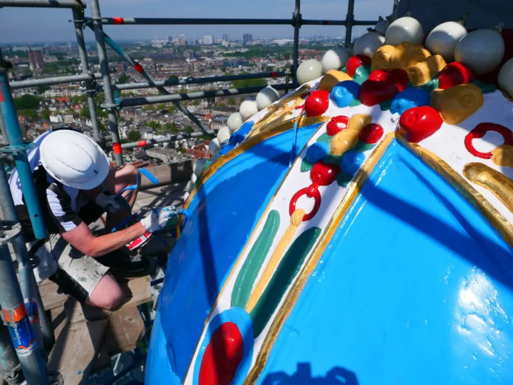 Het pronkstuk van de kerktoren is de kleurrijke keizerskroon van 2,5 meter, die vooral door zijn karakteristieke blauwe kleur en de 750 porseleinen parelbollen opvalt