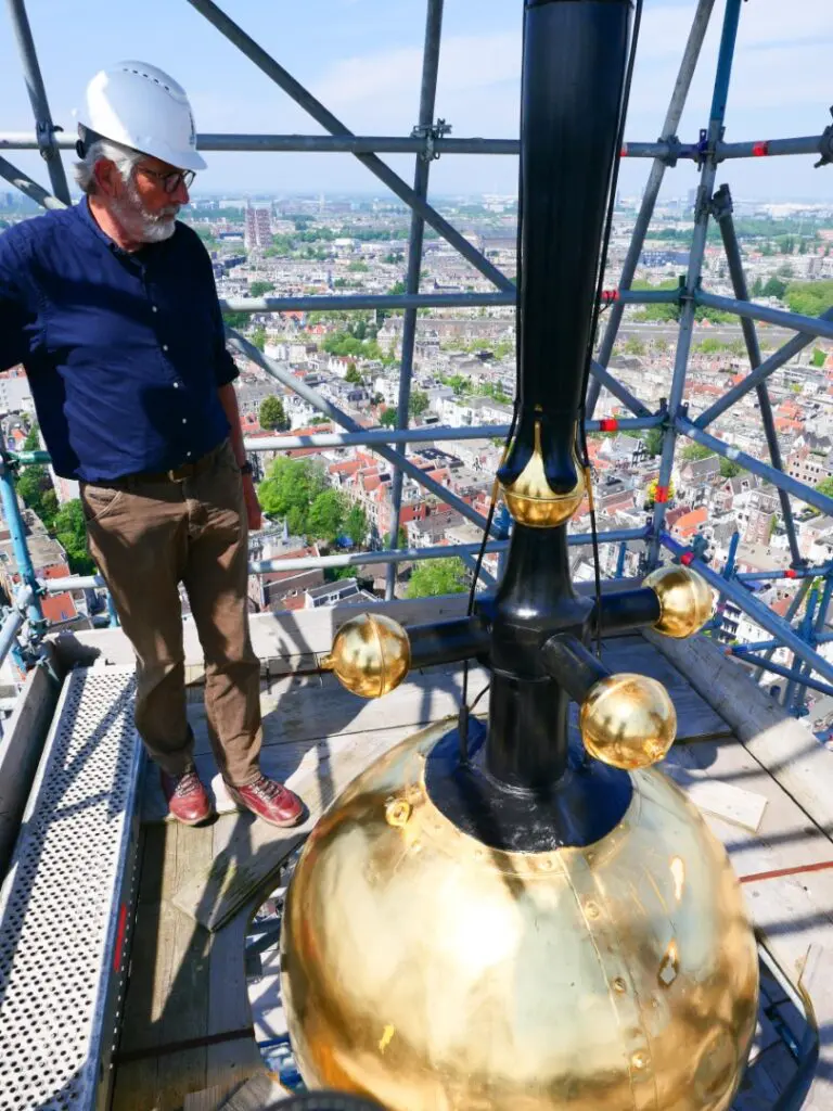 Gerrit van der Werff inspecteert het uitgevoerde schilderwerk