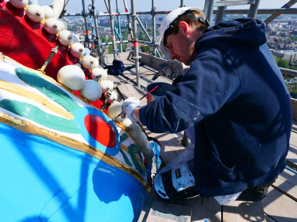 Het detailwerk op de kroon schilderen met de kwast is geen optie, want daarvoor zijn de details te verfijnd