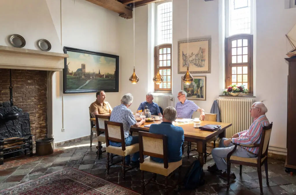 Laatste bestuursvergadering van de Stichting Schildersmuseum onder voorzitterschap van Jaap van der Worp (rechts). Foto: Koos Groenewold