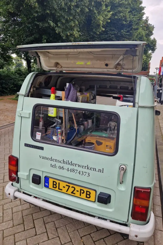 schilderspullen in de oldtimer van Ayden Pijnenburg