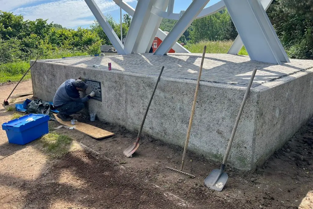 tekst op gedenksteen schilderen