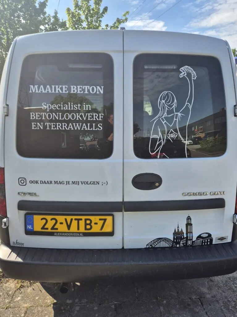 Maaike Beton bus achterkant