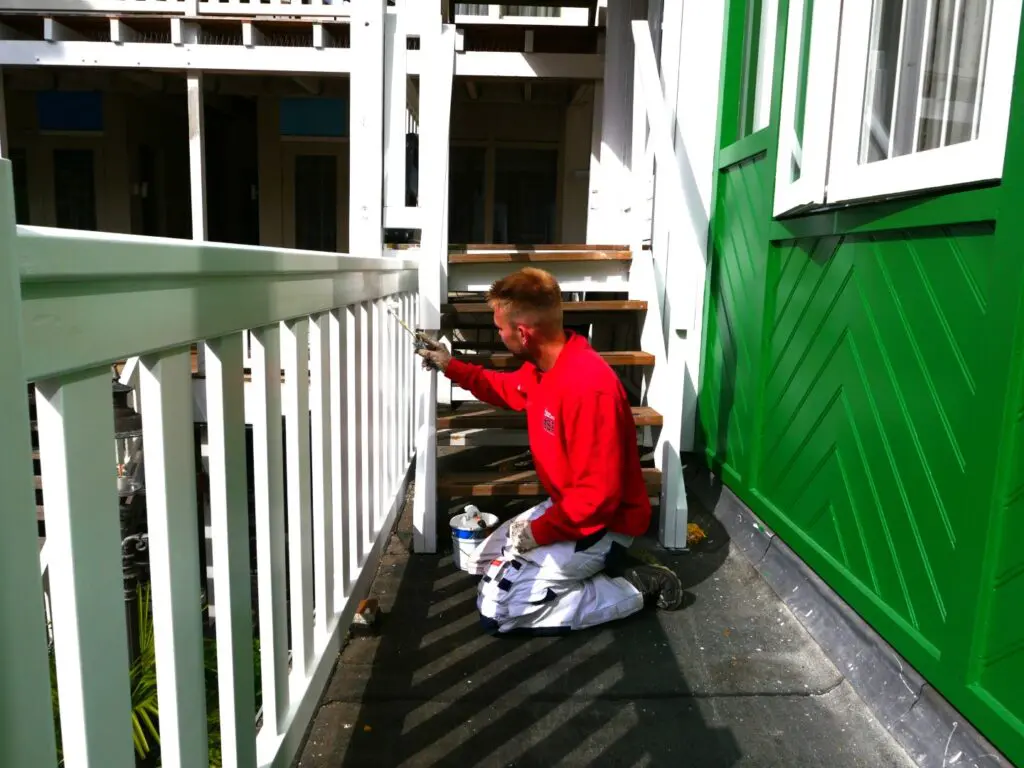 Een schilderbeurt van het exterieur op de binnenplaats hard nodig, omdat er jarenlang niets aan was gedaan