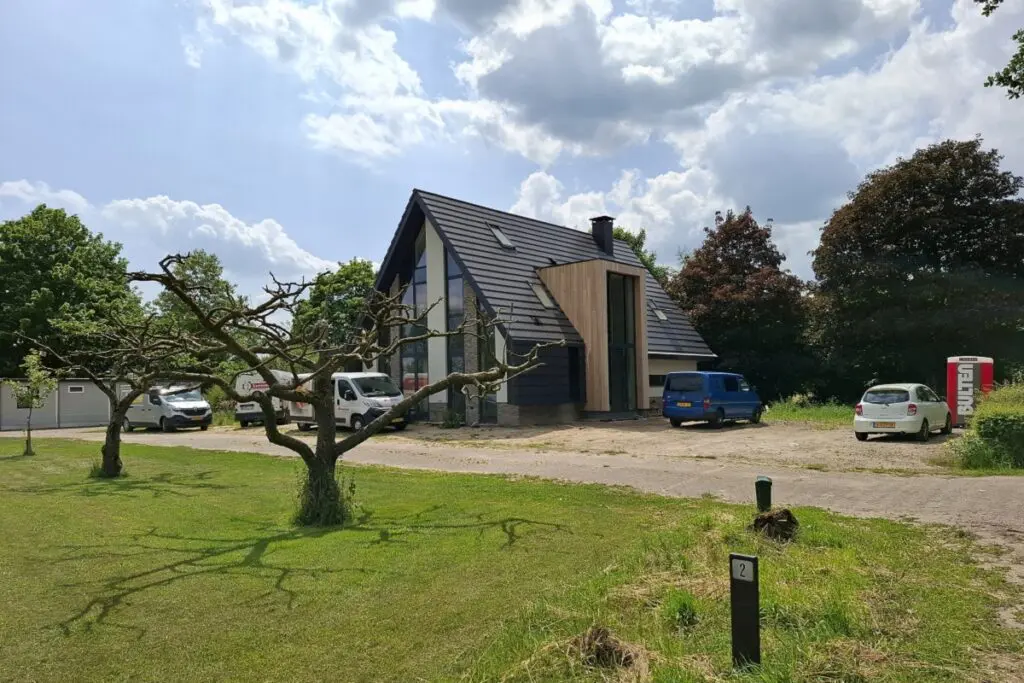 Achterhoekse schilders pakken nieuwbouwvilla aan
